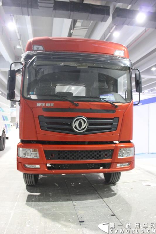 2014年11月20日, 2014广州国际商用车展在广州琶洲中国进出口商品交易会展馆B区举行。作为国内主流商用车企业之一，此次东风特种商用车有限公司携其主力车型前来参展，可谓阵容强大。图为东风神宇御虎牵引车