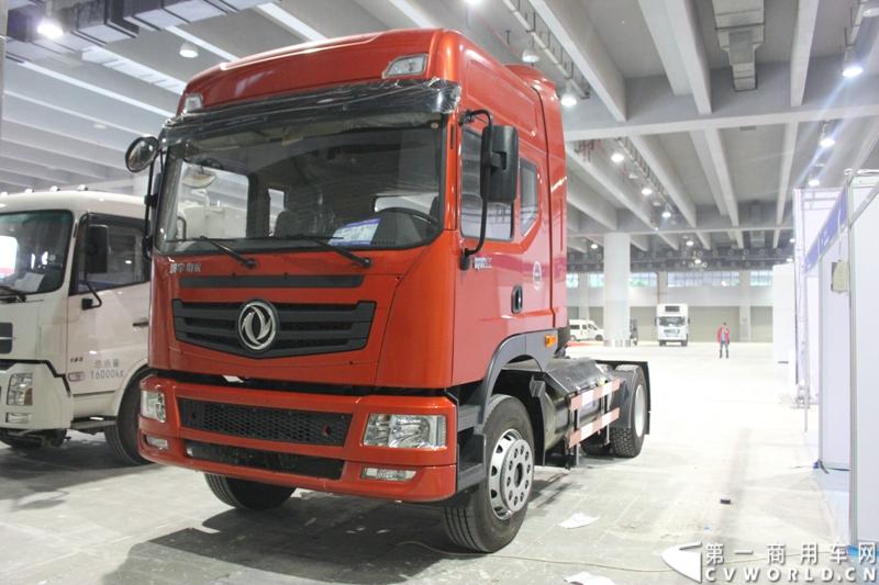 2014年11月20日, 2014广州国际商用车展在广州琶洲中国进出口商品交易会展馆B区举行。作为国内主流商用车企业之一，此次东风特种商用车有限公司携其主力车型前来参展，可谓阵容强大。图为东风神宇御虎牵引车