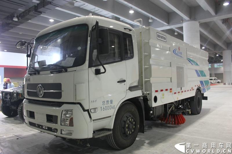 2014年11月20日, 2014广州国际商用车展在广州琶洲中国进出口商品交易会展馆B区举行。作为国内主流商用车企业之一，此次东风特种商用车有限公司携其主力车型前来参展，可谓阵容强大。图为东风天锦