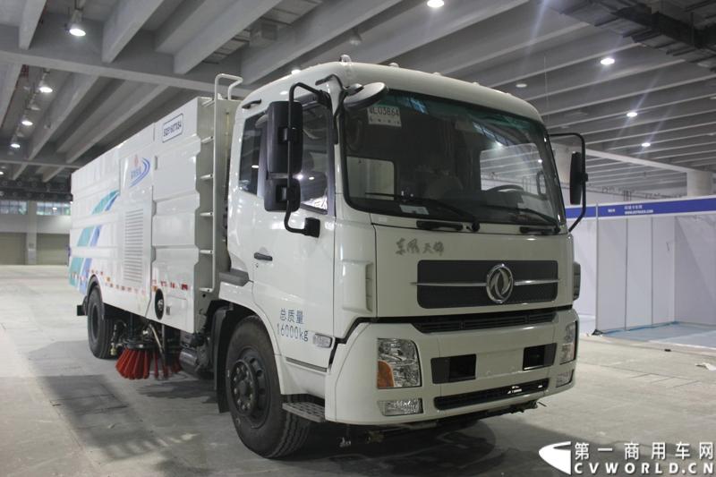 2014年11月20日, 2014广州国际商用车展在广州琶洲中国进出口商品交易会展馆B区举行。作为国内主流商用车企业之一，此次东风特种商用车有限公司携其主力车型前来参展，可谓阵容强大。图为东风天锦洒水车