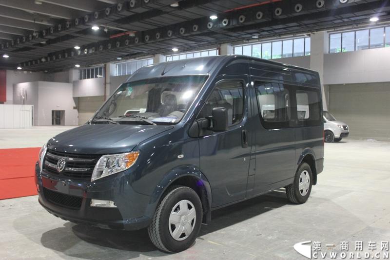 2014年11月20日, 2014广州国际商用车展在广州琶洲中国进出口商品交易会展馆B区举行。作为国内主流商用车企业之一，此次东风特种商用车有限公司携其主力车型前来参展，可谓阵容强大。图为东风御风 