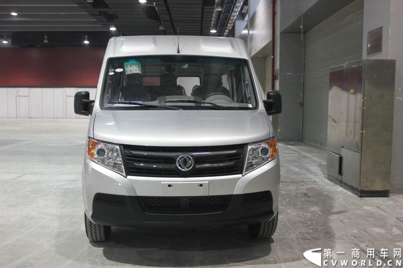 2014年11月20日, 2014广州国际商用车展在广州琶洲中国进出口商品交易会展馆B区举行。作为国内主流商用车企业之一，此次东风特种商用车有限公司携其主力车型前来参展，可谓阵容强大。图为东风御风 