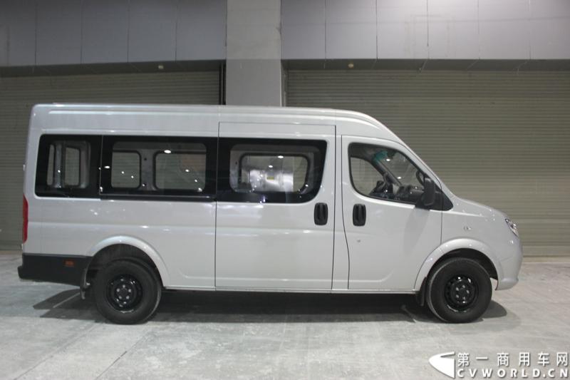 2014年11月20日, 2014广州国际商用车展在广州琶洲中国进出口商品交易会展馆B区举行。作为国内主流商用车企业之一，此次东风特种商用车有限公司携其主力车型前来参展，可谓阵容强大。图为东风御风 