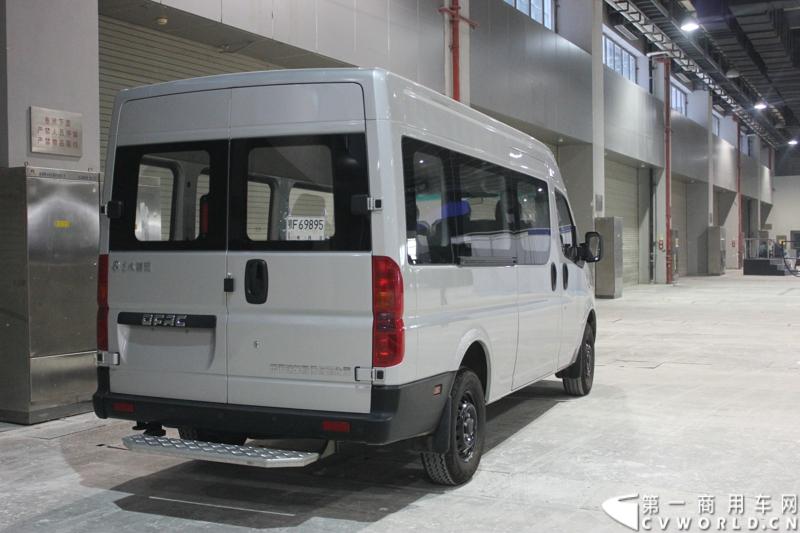 2014年11月20日, 2014广州国际商用车展在广州琶洲中国进出口商品交易会展馆B区举行。作为国内主流商用车企业之一，此次东风特种商用车有限公司携其主力车型前来参展，可谓阵容强大。图为东风御风 