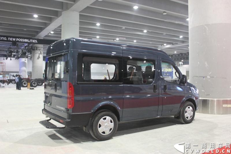 2014年11月20日, 2014广州国际商用车展在广州琶洲中国进出口商品交易会展馆B区举行。作为国内主流商用车企业之一，此次东风特种商用车有限公司携其主力车型前来参展，可谓阵容强大。图为东风御风 