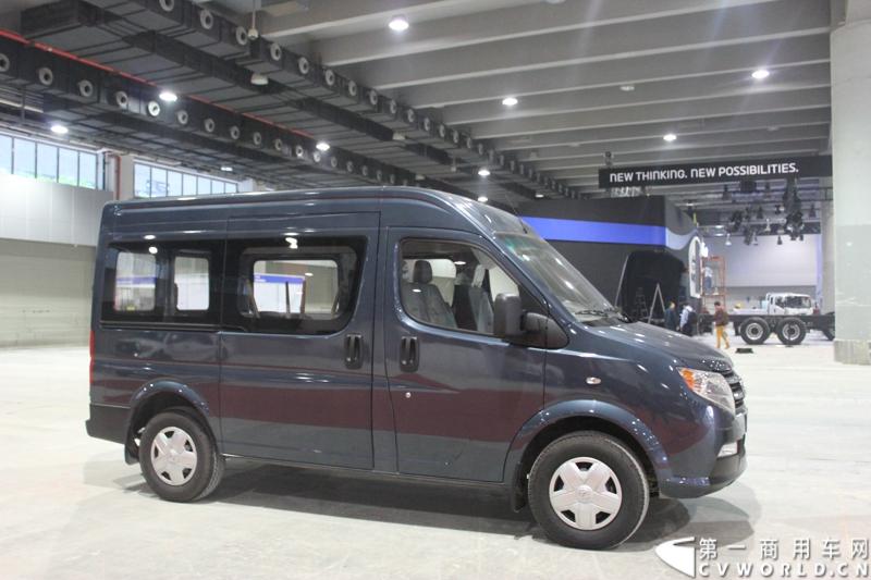2014年11月20日, 2014广州国际商用车展在广州琶洲中国进出口商品交易会展馆B区举行。作为国内主流商用车企业之一，此次东风特种商用车有限公司携其主力车型前来参展，可谓阵容强大。图为东风御风 