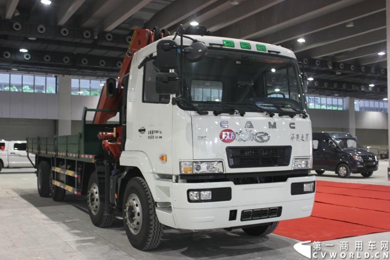 根据第一商用车网11月19日在广州国际商用车展现场探馆发现，凌扬汽车将携两款改装车型参展，一款为凌扬牌工程车，其采用国际化品质的丰田底盘，以及采用华菱之星底盘的凌扬专用车。图为凌扬专用车