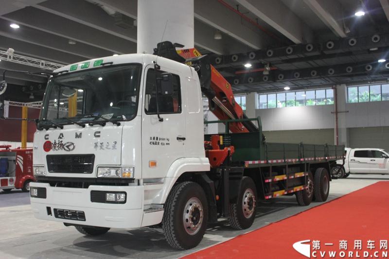 根据第一商用车网11月19日在广州国际商用车展现场探馆发现，凌扬汽车将携两款改装车型参展，一款为凌扬牌工程车，其采用国际化品质的丰田底盘，以及采用华菱之星底盘的凌扬专用车。图为凌扬专用车