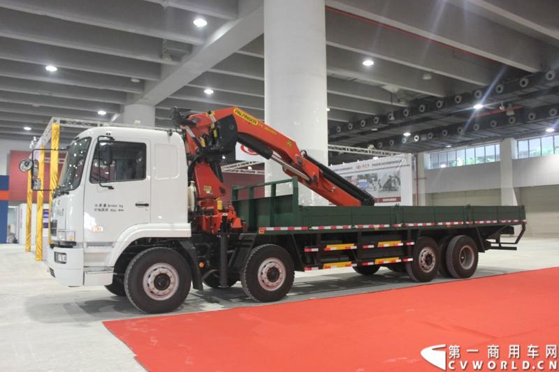 根据第一商用车网11月19日在广州国际商用车展现场探馆发现，凌扬汽车将携两款改装车型参展，一款为凌扬牌工程车，其采用国际化品质的丰田底盘，以及采用华菱之星底盘的凌扬专用车。图为凌扬专用车