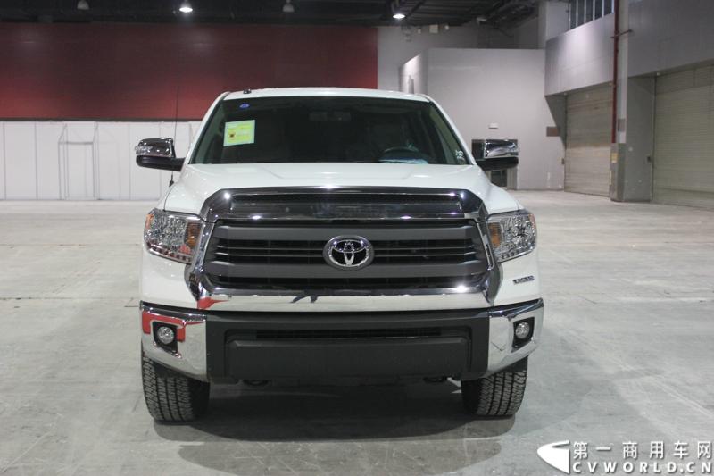 根据第一商用车网11月19日在广州国际商用车展现场探馆发现，凌扬汽车将携两款改装车型参展，一款为凌扬牌工程车，其采用国际化品质的丰田底盘，以及采用华菱之星底盘的凌扬专用车。图为凌扬牌工程车