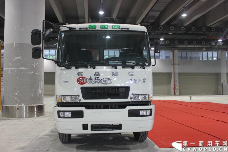 根据第一商用车网11月19日在广州国际商用车展现场探馆发现，凌扬汽车将携两款改装车型参展，一款为凌扬牌工程车，其采用国际化品质的丰田底盘，以及采用华菱之星底盘的凌扬专用车。图为凌扬专用车