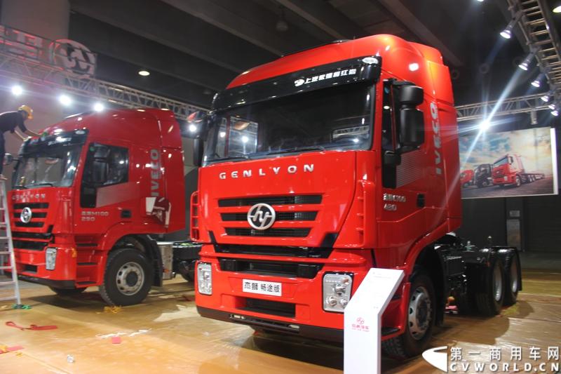 2014年11月20日-23日, 2014广州国际商用车展在广州琶洲中国进出口商品交易会展馆B区举行。作为国内主流商用车企业之一，上汽依维柯红岩商用车有限公司（以下简称“上汽依维柯红岩”）携其刚刚上市的杰狮“畅途版”牵引车和红岩杰狮港口牵引车亮相本次车展，其展位位于B区9—1馆。图为红岩杰狮畅途版国IV牵引车