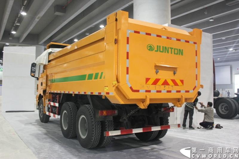 2014年11月20日-23日, 2014广州国际商用车展在广州琶洲中国进出口商品交易会展馆B区举行。陕汽作为国内重卡企业的一线品牌，携旗下主力2款产品亮相此次展览会，分别为一款全新的牵引车和自卸车。图为陕汽德龙新M3000自卸车