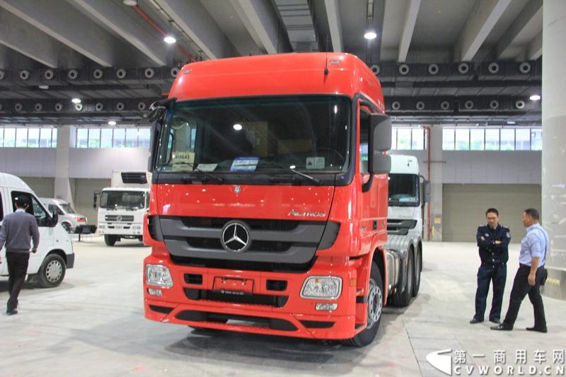 2014年11月20日-23日, 2014广州国际商用车展在广州琶洲中国进出口商品交易会展馆B区举行。奔驰带来了最近比较热门的Actros低底盘牵引车和奔驰Actros改装车等产品。图为奔驰Actors 2644牵引车 