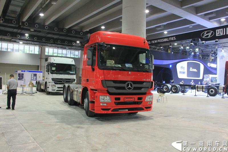 2014年11月20日-23日, 2014广州国际商用车展在广州琶洲中国进出口商品交易会展馆B区举行。奔驰带来了最近比较热门的Actros低底盘牵引车和奔驰Actros改装车等产品。图为奔驰Actors 2644牵引车 