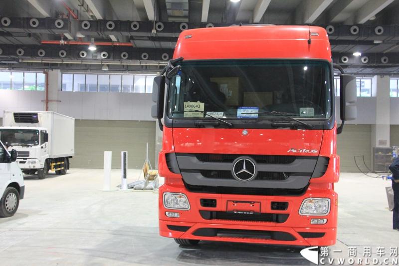 2014年11月20日-23日, 2014广州国际商用车展在广州琶洲中国进出口商品交易会展馆B区举行。奔驰带来了最近比较热门的Actros低底盘牵引车和奔驰Actros改装车等产品。图为图为奔驰Actors 2644牵引车 