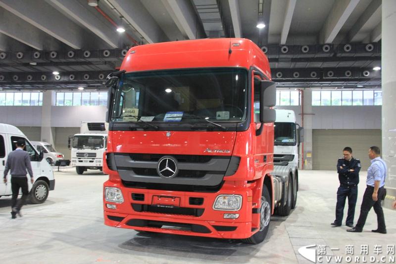 2014年11月20日-23日, 2014广州国际商用车展在广州琶洲中国进出口商品交易会展馆B区举行。奔驰带来了最近比较热门的Actros低底盘牵引车和奔驰Actros改装车等产品。图为奔驰Actors 2644牵引车 