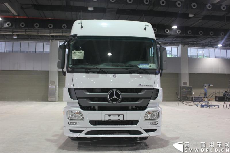 2014年11月20日-23日, 2014广州国际商用车展在广州琶洲中国进出口商品交易会展馆B区举行。奔驰带来了最近比较热门的Actros低底盘牵引车和奔驰Actros改装车等产品。图为奔驰Actors 2646牵引车