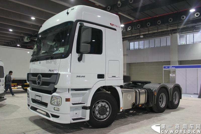 2014年11月20日-23日, 2014广州国际商用车展在广州琶洲中国进出口商品交易会展馆B区举行。奔驰带来了最近比较热门的Actros低底盘牵引车和奔驰Actros改装车等产品。图为华策奔驰Actors改装车  