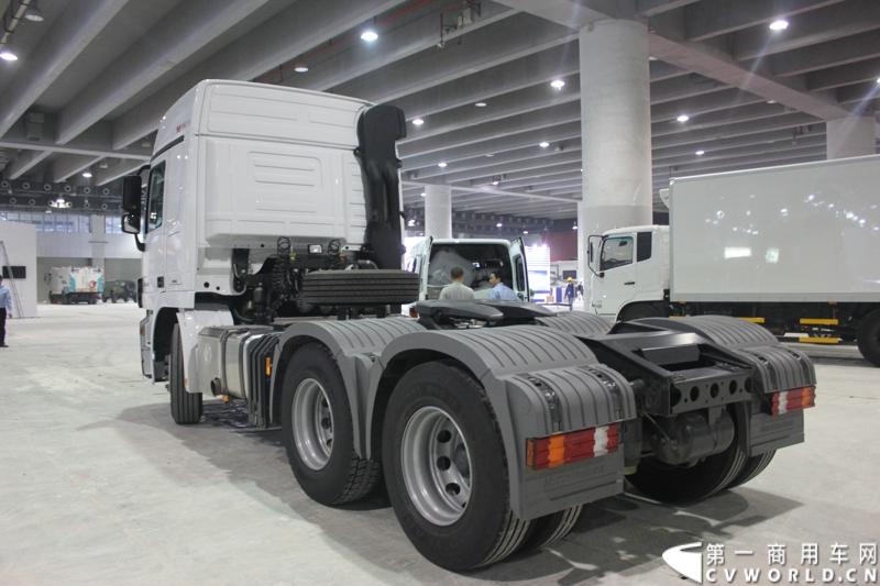2014年11月20日-23日, 2014广州国际商用车展在广州琶洲中国进出口商品交易会展馆B区举行。奔驰带来了最近比较热门的Actros低底盘牵引车和奔驰Actros改装车等产品。图为奔驰Actors 2646牵引车
