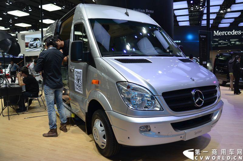 11月20日，第十二届广州车展隆重开幕，福建奔驰一如既往地为广大商务车用户带来了唯雅诺、威霆、凌特组成的梅赛德斯-奔驰商务车全明星阵容，成为5.1馆最值得关注的焦点之一。图为奔驰凌特 