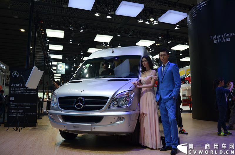 11月20日，第十二届广州车展隆重开幕，福建奔驰一如既往地为广大商务车用户带来了唯雅诺、威霆、凌特组成的梅赛德斯-奔驰商务车全明星阵容，成为5.1馆最值得关注的焦点之一。图为奔驰凌特 
