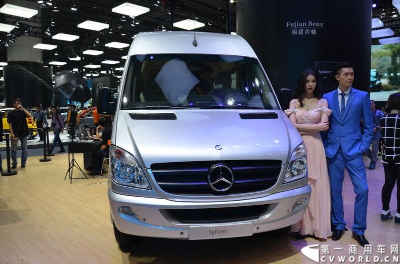 11月20日，第十二届广州车展隆重开幕，福建奔驰一如既往地为广大商务车用户带来了唯雅诺、威霆、凌特组成的梅赛德斯-奔驰商务车全明星阵容，成为5.1馆最值得关注的焦点之一。图为奔驰凌特 