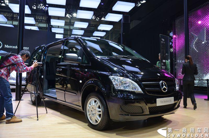11月20日，第十二届广州车展隆重开幕，福建奔驰一如既往地为广大商务车用户带来了唯雅诺、威霆、凌特组成的梅赛德斯-奔驰商务车全明星阵容，成为5.1馆最值得关注的焦点之一。图为威霆精英版