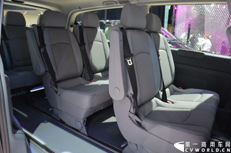 11月20日，第十二届广州车展隆重开幕，福建奔驰一如既往地为广大商务车用户带来了唯雅诺、威霆、凌特组成的梅赛德斯-奔驰商务车全明星阵容，成为5.1馆最值得关注的焦点之一。图为威霆精英版