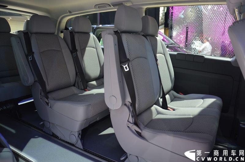 11月20日，第十二届广州车展隆重开幕，福建奔驰一如既往地为广大商务车用户带来了唯雅诺、威霆、凌特组成的梅赛德斯-奔驰商务车全明星阵容，成为5.1馆最值得关注的焦点之一。图为威霆精英版