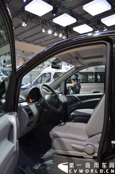 11月20日，第十二届广州车展隆重开幕，福建奔驰一如既往地为广大商务车用户带来了唯雅诺、威霆、凌特组成的梅赛德斯-奔驰商务车全明星阵容，成为5.1馆最值得关注的焦点之一。图为威霆精英版