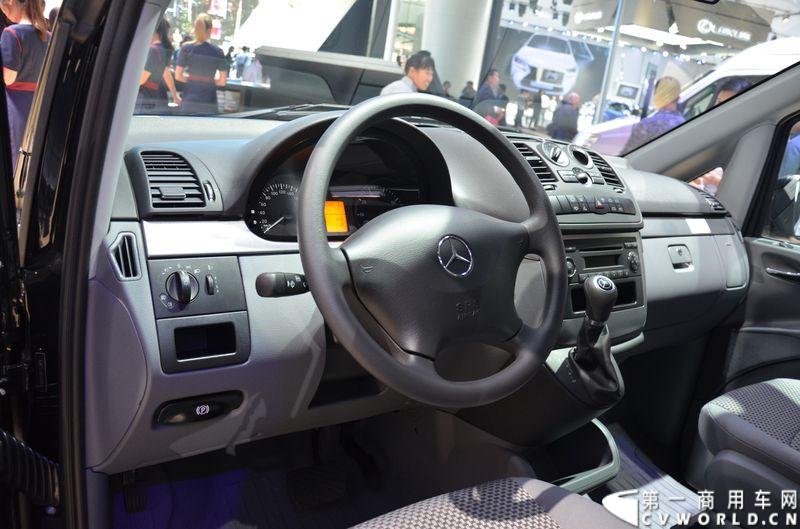 11月20日，第十二届广州车展隆重开幕，福建奔驰一如既往地为广大商务车用户带来了唯雅诺、威霆、凌特组成的梅赛德斯-奔驰商务车全明星阵容，成为5.1馆最值得关注的焦点之一。图为威霆精英版