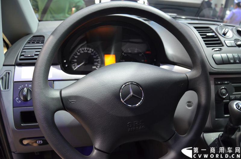 11月20日，第十二届广州车展隆重开幕，福建奔驰一如既往地为广大商务车用户带来了唯雅诺、威霆、凌特组成的梅赛德斯-奔驰商务车全明星阵容，成为5.1馆最值得关注的焦点之一。图为威霆精英版