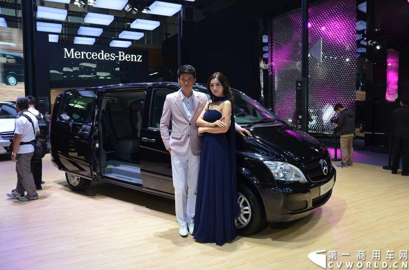 11月20日，第十二届广州车展隆重开幕，福建奔驰一如既往地为广大商务车用户带来了唯雅诺、威霆、凌特组成的梅赛德斯-奔驰商务车全明星阵容，成为5.1馆最值得关注的焦点之一。图为威霆商务版