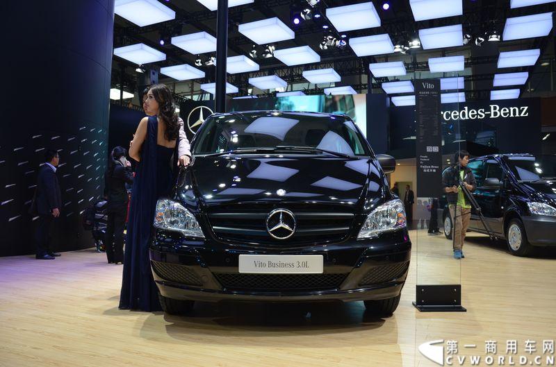 11月20日，第十二届广州车展隆重开幕，福建奔驰一如既往地为广大商务车用户带来了唯雅诺、威霆、凌特组成的梅赛德斯-奔驰商务车全明星阵容，成为5.1馆最值得关注的焦点之一。图为威霆商务版