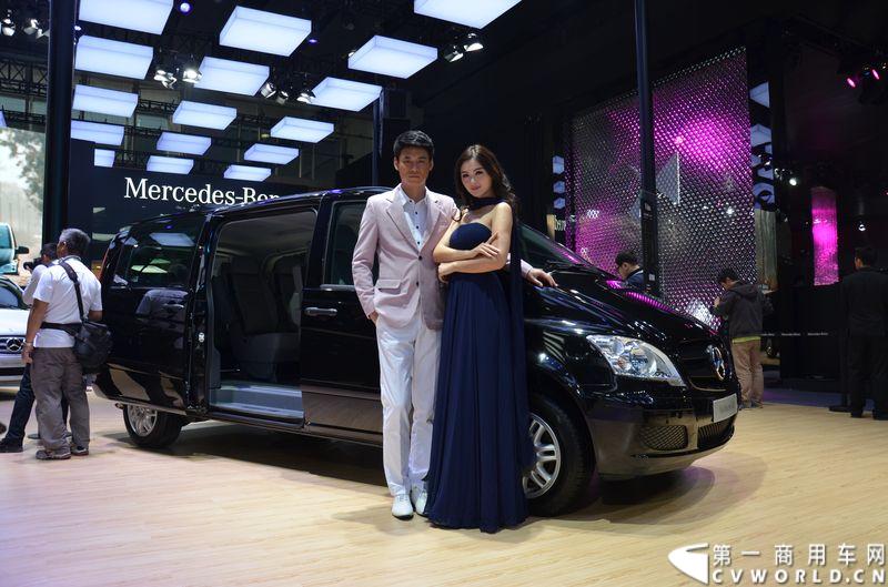 11月20日，第十二届广州车展隆重开幕，福建奔驰一如既往地为广大商务车用户带来了唯雅诺、威霆、凌特组成的梅赛德斯-奔驰商务车全明星阵容，成为5.1馆最值得关注的焦点之一。图为威霆商务版