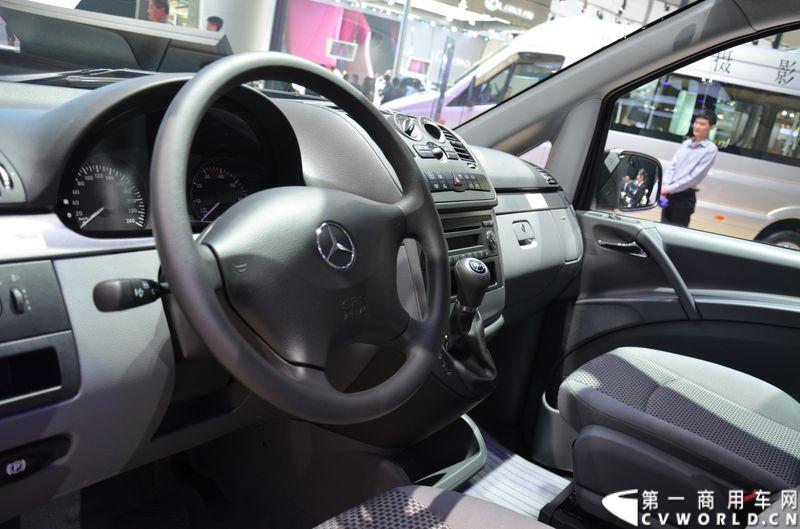 11月20日，第十二届广州车展隆重开幕，福建奔驰一如既往地为广大商务车用户带来了唯雅诺、威霆、凌特组成的梅赛德斯-奔驰商务车全明星阵容，成为5.1馆最值得关注的焦点之一。图为威霆精英版