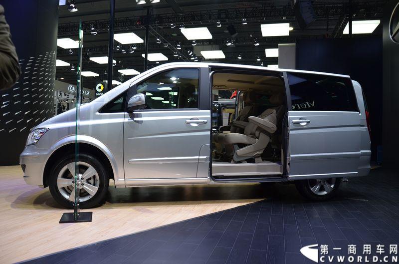 11月20日，第十二届广州车展隆重开幕，福建奔驰一如既往地为广大商务车用户带来了唯雅诺、威霆、凌特组成的梅赛德斯-奔驰商务车全明星阵容，成为5.1馆最值得关注的焦点之一。图为唯雅诺舒适版
