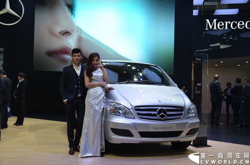 11月20日，第十二届广州车展隆重开幕，福建奔驰一如既往地为广大商务车用户带来了唯雅诺、威霆、凌特组成的梅赛德斯-奔驰商务车全明星阵容，成为5.1馆最值得关注的焦点之一。图为唯雅诺舒适版