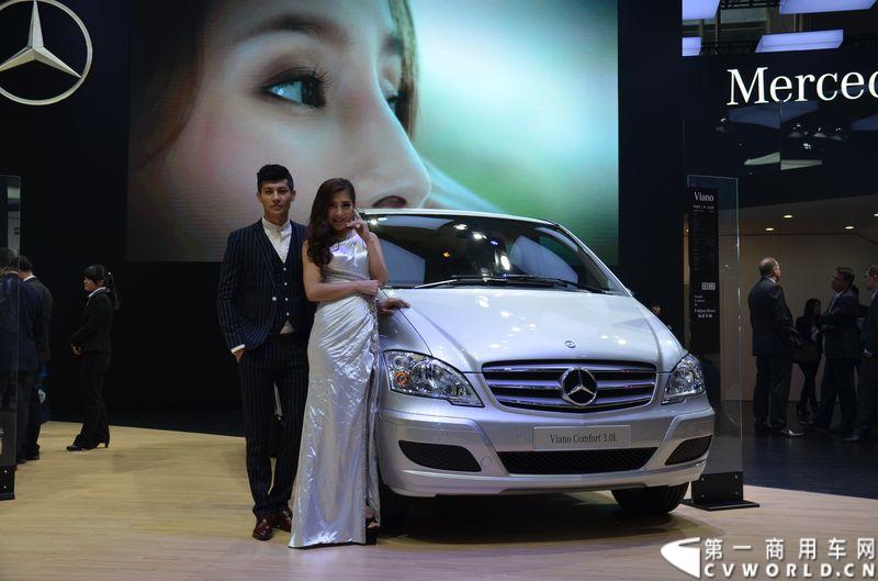11月20日，第十二届广州车展隆重开幕，福建奔驰一如既往地为广大商务车用户带来了唯雅诺、威霆、凌特组成的梅赛德斯-奔驰商务车全明星阵容，成为5.1馆最值得关注的焦点之一。图为唯雅诺舒适版