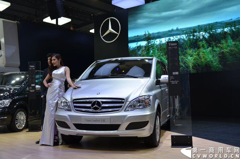 11月20日，第十二届广州车展隆重开幕，福建奔驰一如既往地为广大商务车用户带来了唯雅诺、威霆、凌特组成的梅赛德斯-奔驰商务车全明星阵容，成为5.1馆最值得关注的焦点之一。图为唯雅诺舒适版
