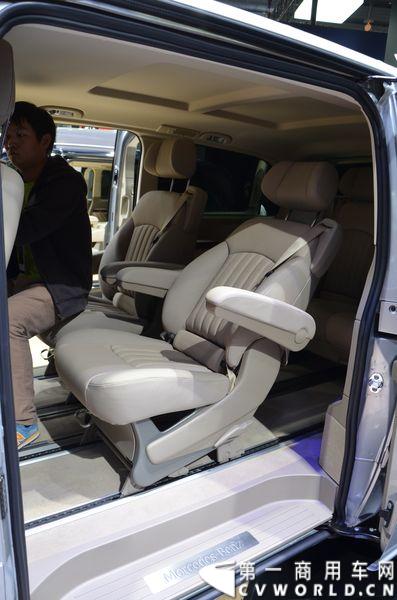 11月20日，第十二届广州车展隆重开幕，福建奔驰一如既往地为广大商务车用户带来了唯雅诺、威霆、凌特组成的梅赛德斯-奔驰商务车全明星阵容，成为5.1馆最值得关注的焦点之一。图为唯雅诺舒适版