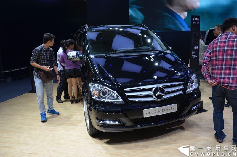11月20日，第十二届广州车展隆重开幕，福建奔驰一如既往地为广大商务车用户带来了唯雅诺、威霆、凌特组成的梅赛德斯-奔驰商务车全明星阵容，成为5.1馆最值得关注的焦点之一。图为唯雅诺卓越版