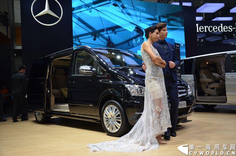 11月20日，第十二届广州车展隆重开幕，福建奔驰一如既往地为广大商务车用户带来了唯雅诺、威霆、凌特组成的梅赛德斯-奔驰商务车全明星阵容，成为5.1馆最值得关注的焦点之一。图为唯雅诺卓越版