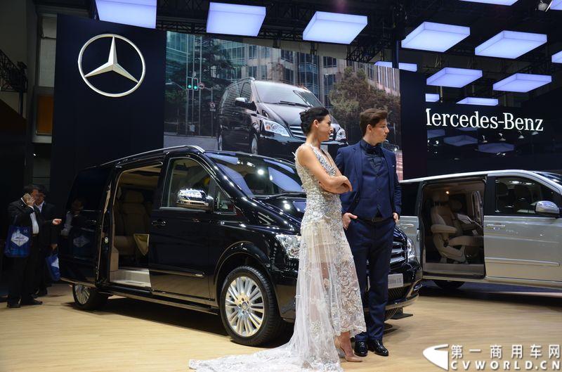 11月20日，第十二届广州车展隆重开幕，福建奔驰一如既往地为广大商务车用户带来了唯雅诺、威霆、凌特组成的梅赛德斯-奔驰商务车全明星阵容，成为5.1馆最值得关注的焦点之一。图为唯雅诺卓越版