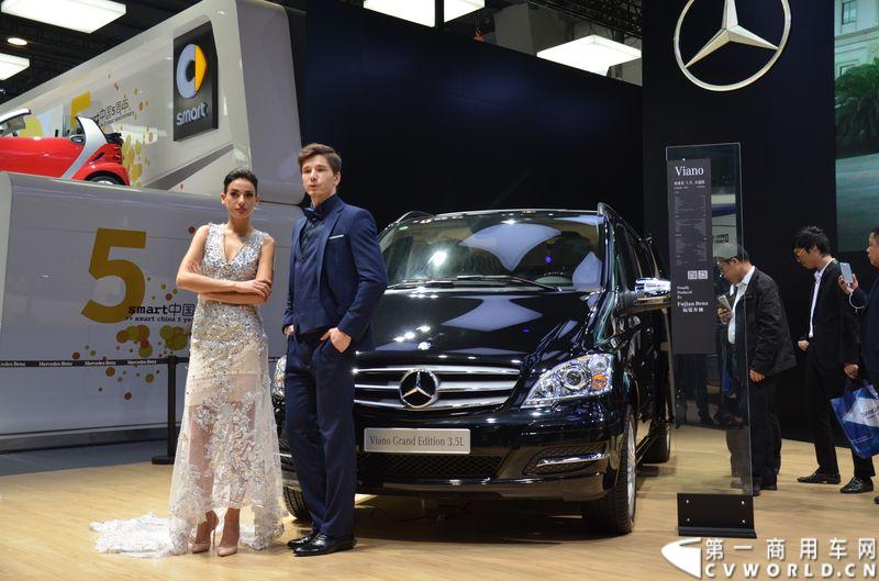 11月20日，第十二届广州车展隆重开幕，福建奔驰一如既往地为广大商务车用户带来了唯雅诺、威霆、凌特组成的梅赛德斯-奔驰商务车全明星阵容，成为5.1馆最值得关注的焦点之一。图为唯雅诺卓越版