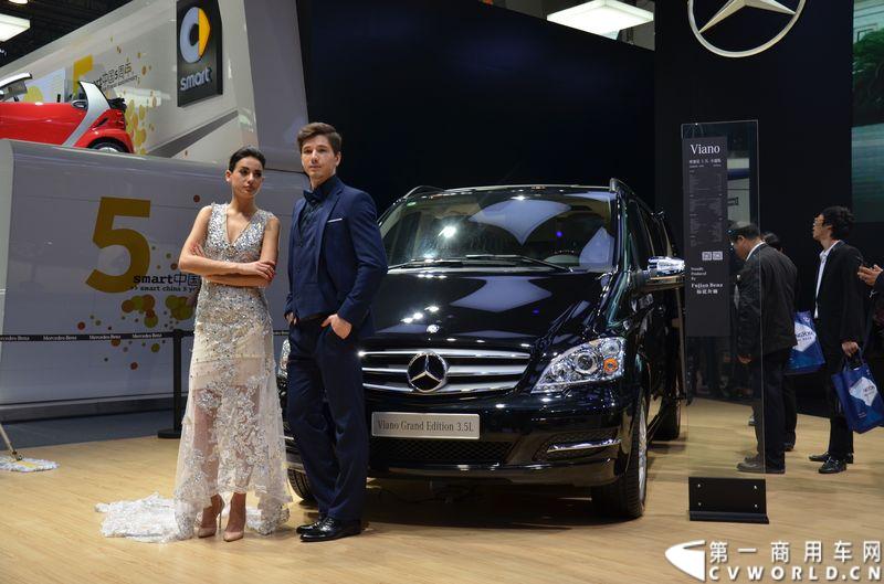 11月20日，第十二届广州车展隆重开幕，福建奔驰一如既往地为广大商务车用户带来了唯雅诺、威霆、凌特组成的梅赛德斯-奔驰商务车全明星阵容，成为5.1馆最值得关注的焦点之一。图为唯雅诺卓越版