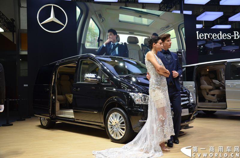 11月20日，第十二届广州车展隆重开幕，福建奔驰一如既往地为广大商务车用户带来了唯雅诺、威霆、凌特组成的梅赛德斯-奔驰商务车全明星阵容，成为5.1馆最值得关注的焦点之一。图为唯雅诺卓越版