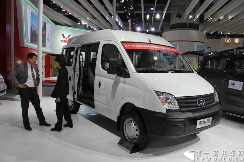 11月20日，上汽大通纯电动宽体轻客EV80及2015款V80发布会在广州车展举行。上汽集团董事长陈虹，总裁陈志鑫，副总裁王晓秋、沈阳、蓝青松，总工程师程惊雷以及集团和公司相关领导出席了此次发布会。图为2015款傲运通短轴中顶