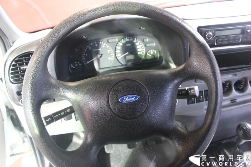 广州车展探馆之福特全顺篇。图为福特经典全顺柴油版
